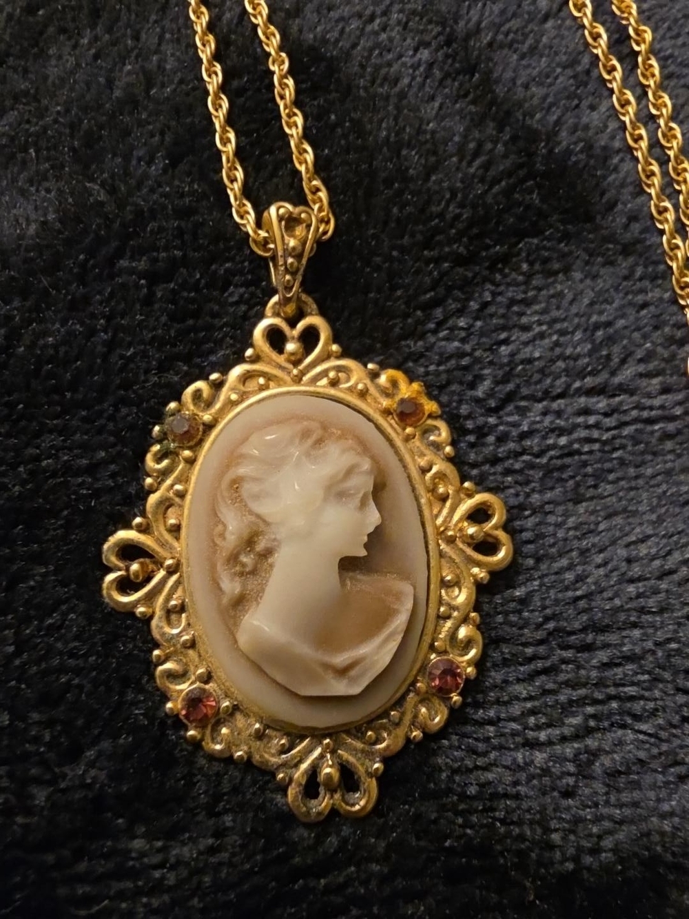 Source Unknown Gold and Cream Cameo Pendant Necklace
